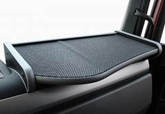 Grauer Beifahrertisch mit schwarzer, strukturierter Ablagefl�che im LKW-Innenraum.