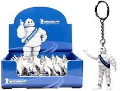 Wei�e Michelin M�nnchen Schl�sselanh�nger in blauer Displaybox, einer separat daneben. Mit MICHELIN Schriftzug.