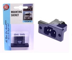 Schwarze Einbausteckdose mit rechteckiger Form und zwei Befestigungsl�chern. Eine 12/24V-Kennzeichnung und das CE-Zeichen sind sichtbar.