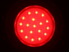 Rote LED-Innenraumlampe mit leuchtenden gelben LEDs.