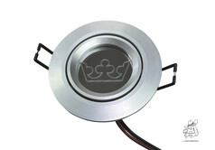 Runde Einbauleuchte mit Metallrahmen und eingraviertem Motiv einer Krone.