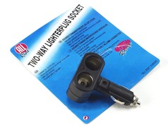 Schwarzer Zweifach-Zigarettenanz�nderstecker aus Kunststoff mit rotem Kontrolll�mpchen auf blauer Verpackung.