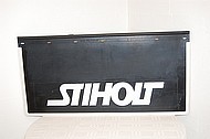 Schwarzer Gummi-Schmutzf�nger mit wei�em STIHOLT Schriftzug.