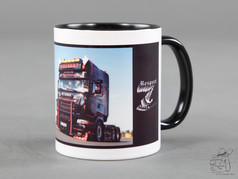 Wei�e Keramiktasse mit schwarzem Henkel und Innenseite. Bedruckt mit einem schwarzen Scania LKW und dem Schriftzug 