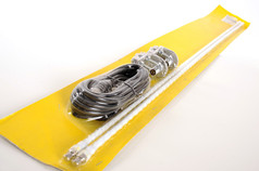 Wei�es Doppelantennen-Set mit Fiberglasantennen, schwarzem Kabel und Montagezubeh�r auf gelber Verpackung.