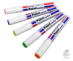 Mehrere wei�e Pilot Paintmarker mit roten und blauen Streifen und farbigen Kappen.
