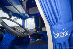 Blaues Polyester-R�ckhalteband an LKW-Gardine mit Stickerei 