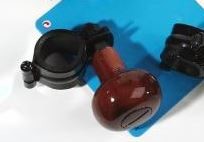 Lenkhilfe mit gl�nzendem Wurzelholzimitat-Knauf und schwarzer Befestigung auf blauer Matte.