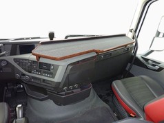 Durchgehender Tisch mit Holzrand und dunkler Oberfl�che im Volvo FH 4 Innenraum.