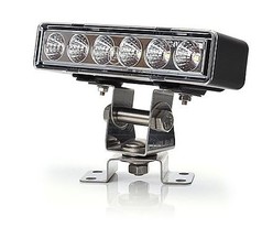 Rechteckiger LED Arbeitsscheinwerfer mit schwarzem Geh�use und klarer Front, auf einem gl�nzenden Metallhalter.