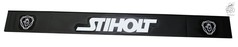 Schwarzer Gummi-Schmutzf�nger mit erhabenem, wei�em STIHOLT Schriftzug und Scania Logos an den Enden.