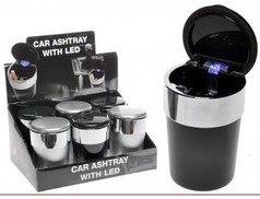 Schwarze Aschenbecher mit Chromdeckel im Display und ein ge�ffneter Aschenbecher mit blauem LED-Licht.