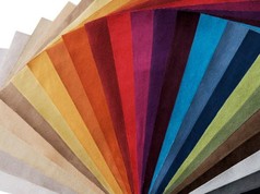 F�cher aus Alkantara Art Wildlederimitat-Stoffmustern in zahlreichen Farben, von hellen bis dunklen T�nen.