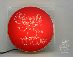 Beleuchtetes LKW-Schild aus Plexiglas mit rotem, rundem Einsatz. Wei�es Running Elch Motiv und Schriftzug 