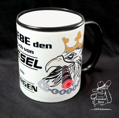 Wei�e Tasse mit schwarzem Rand und Henkel. Bedruckt mit einem gekr�nten Adler, Zigarre und dem Schriftzug "DIESEL".