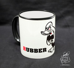 Wei�e Tasse mit schwarzem Henkel und Rand, bedruckt mit einer schwarzen Rubberduck-Ente und dem Schriftzug "RUBBER".
