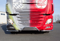 Front eines DAF LKWs mit der gl�nzenden, verchromten Nummernschildhalterung "Strong" und integrierten LED-Lampen.
