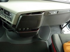 Blick in die Kabine eines Volvo FH LKW, zeigt den Einbauort f�r den Kaffeetisch vor dem Armaturenbrett.
