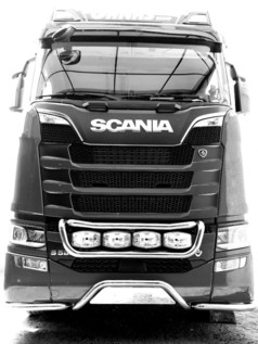 Frontansicht eines Scania LKW mit gl�nzenden Eckrohren an tiefer Sto�stange und Bullbar mit Zusatzleuchten.