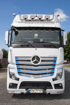 Gl�nzender "Strong" Kennzeichenhalter aus Edelstahlrohr am Sto�f�nger eines wei�en Mercedes-Benz Actros LKW.