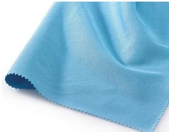 Nahaufnahme eines hellblauen Scheibenpoliertuchs aus Mikrofaser mit Zick-Zack-Schnitt.