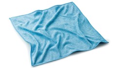 Ein hellblaues Mikrofaser Stretch Light Tuch mit vern�htem Kantenschutz auf wei�em Grund.