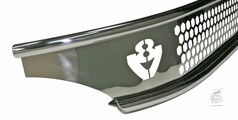 Gl�nzendes Scheibengitter aus Metall mit Scania V8 Logo und Wabenmuster.