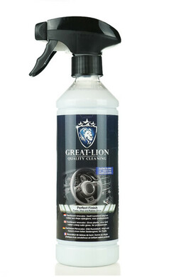 Great Lion Cockpitreiniger in wei�er Spr�hflasche mit schwarzem Spr�hkopf und dunkelblauem Etikett.