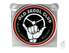 Quadratischer Leuchtkasten mit rundem Old Skool Club Logo in Schwarz, Rot, Gold, mit Lenkrad und Hand. Mit Saugern.