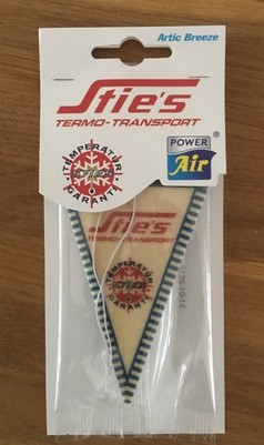 Scandi Lufterfrischer Sties, dreieckig, in Verpackung. Beige mit blauen Streifen, Aufschrift 