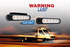 Ein orangefarbener LED-Blitzer mit schwarzem Geh�use, auf einem Abschleppwagen in Bewegung.