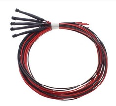 Set aus schwarzen LED Dioden mit roten und schwarzen Kabeln.