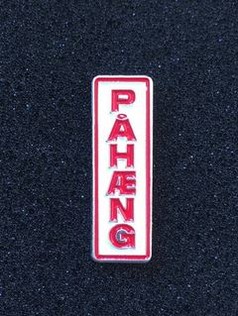 Rechteckiger Scandi Pin mit wei�em Hintergrund, rotem PAHAENG Schriftzug und silbernem Rand.