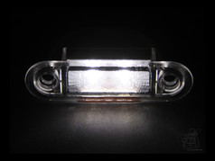 Transparente LED Seitenmarkierungsleuchte mit hellen Dioden und Befestigungsl�chern auf dunklem Grund.