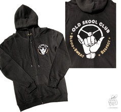Schwarze Kapuzenjacke mit Rei�verschluss. Wei�er "Old Skool Club" Druck mit Hand am Lenkrad auf Brust und R�cken.