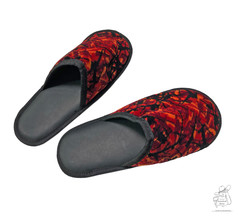 Rote Pl�sch-Pantoffeln mit schwarzem Muster und dunkler Kunstledersohle.