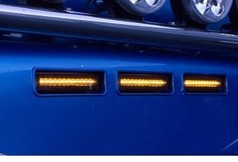 Leuchtende, rechteckige LEDSON Lampen f�r Sonnenblende in Amberfarbe, an blauem LKW-Teil montiert.