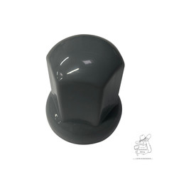 Graue, lange Radmutterkappe aus Kunststoff auf wei�em Hintergrund.