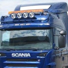 Blauer Scania LKW mit wei�em, flachen Transparent auf dem Dachspoiler montiert.