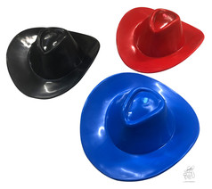 Mehrere Cowboyh�te aus Plastik in Schwarz, Rot und Blau f�r LKW M�nnchen.