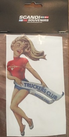 Scandi Aufkleber "Nederland Girl" mit blonder Frau in rotem Top und blauen Shorts, die ein Banner mit "TRUCKERS CLUB NEDERLAND" h�lt.