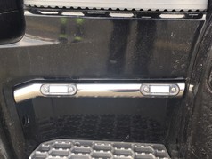 Verchromtes T�rrohr mit integrierten LED-Leuchten an einem LKW.