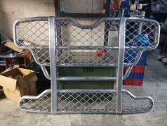 Aluminium Bull Bar in Silber mit Gittereins�tzen und stabilen Rohren.