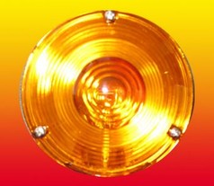 Amberfarbenes, rundes Ersatzglas f�r Spiegellampen mit geriffelter Oberfl�che und Befestigungsschrauben.