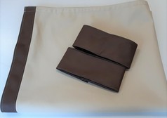 Beige LKW-Gardine in Lederoptik mit brauner Kante und zwei passenden R�ckhalteb�ndern, doppelt gen�ht.