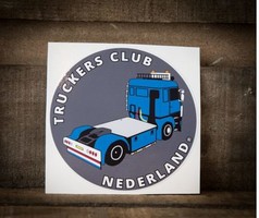 Runder Aufkleber mit blauem LKW-Motiv und dem Text "TRUCKERS CLUB NEDERLAND" auf grauem Grund.