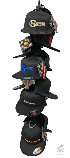 Mehrere schwarze Flexfit Caps mit gestickten Motiven wie 