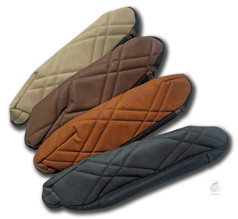 Mehrere gesteppte Armlehnen�berz�ge aus Poly in verschiedenen Farben: Beige, Braun, Cognac und Schwarz.