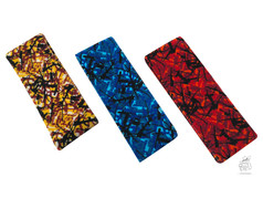 Mehrere gemusterte Pl�sch-R�ckhalteb�nder f�r LKW-Gardinen in Gelb, Blau und Rot.