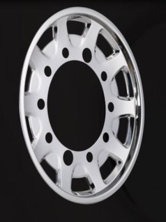 Polierte Edelstahl Radzierblende f�r LKW-Felgen auf schwarzem Hintergrund.